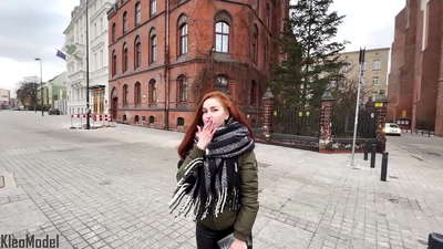 Publika ŝarĝo: bela knabino estas fikita por iPhono kaj akiras spermon en sia kuzo. CleoModel