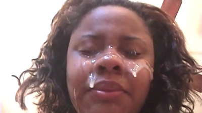 Nigra brazila knabino ricevas spermon sur la vizaĝo post anusa sekso kun granda diko